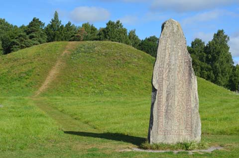 Der Anundshügel mit Runenstein in Västerås